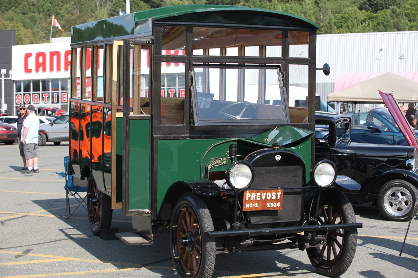 Un autobus centenaire fait son apparition à Saint-Georges