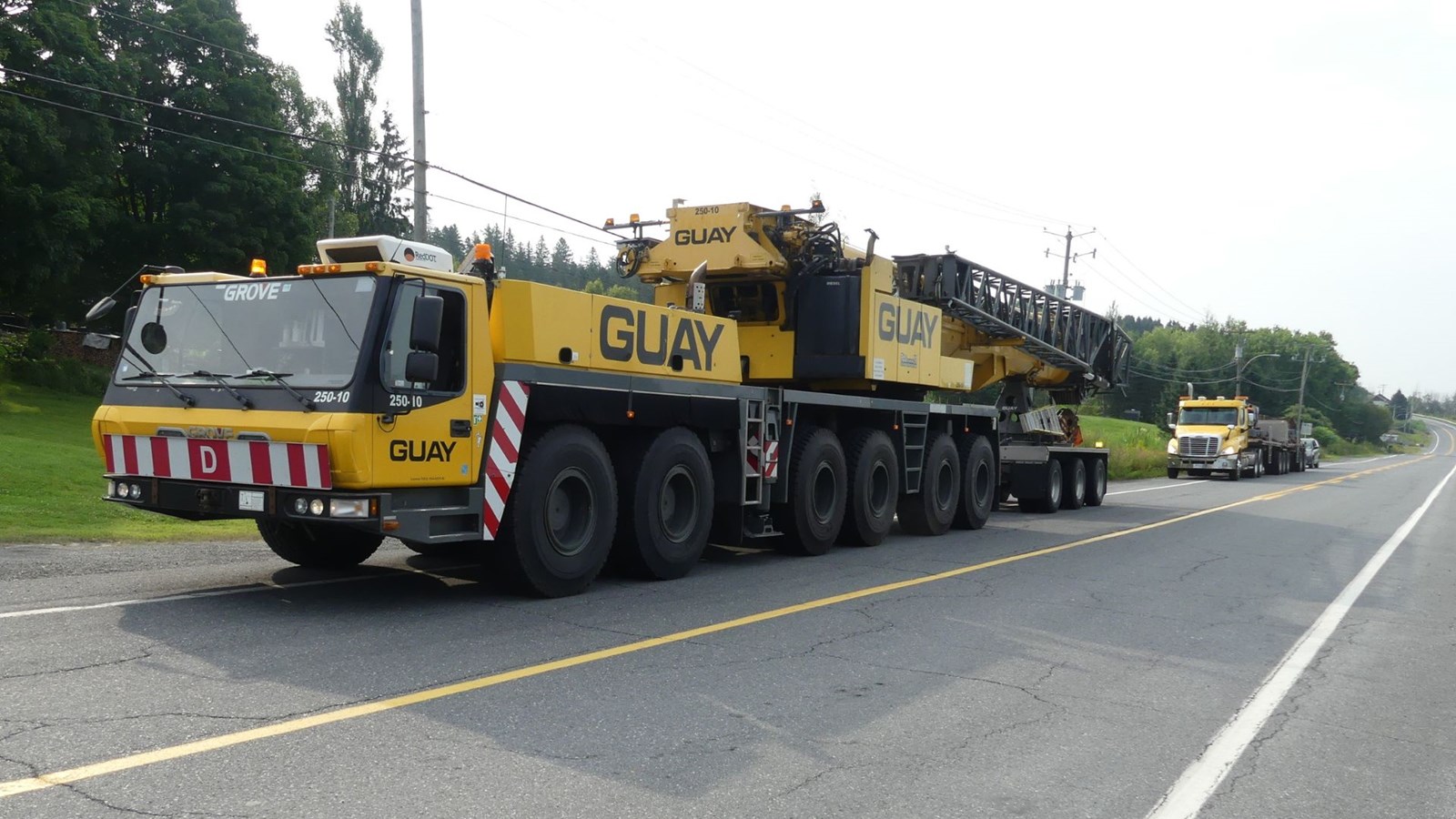 Ce matin, une imposante grue de l'entreprise Guay est arrivée sur les lieux pour mener une opération de soulèvement de la structure.
