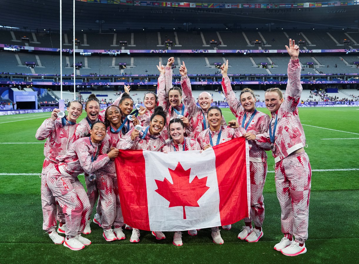 L'équipe de rugby féminine canadienne avec sa médaille d'argent