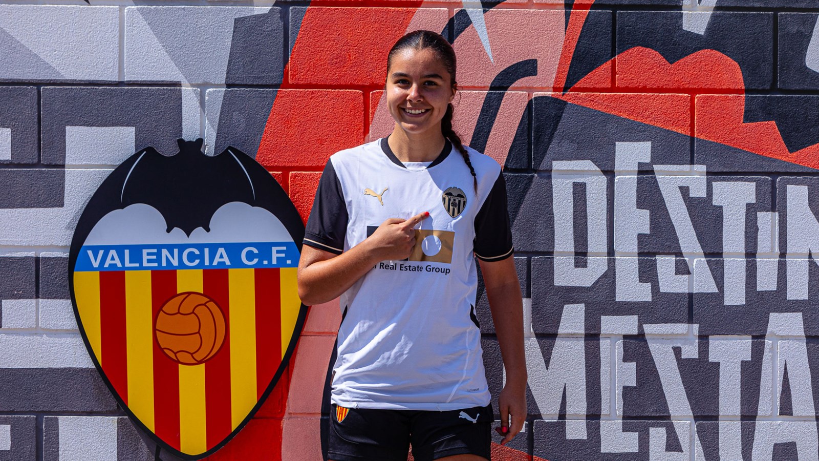 Roxanne Bolduc avec son nouvel uniforme. Source : www.valenciacf.com.