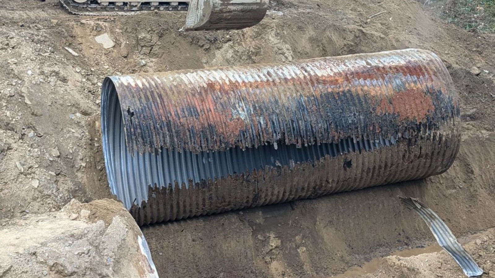 Section du ponceau détérioré en raison de la pourriture avancée.