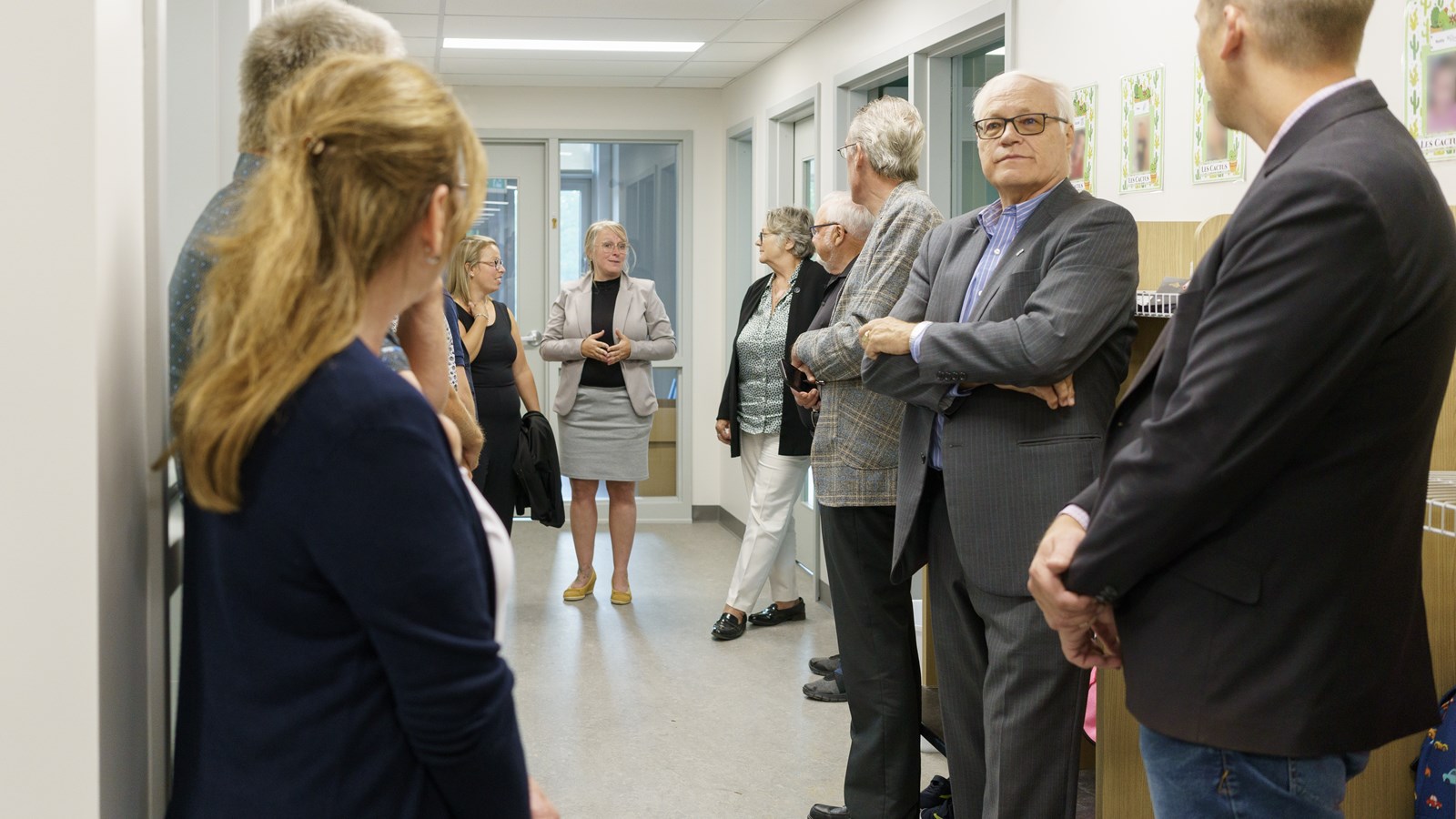 Audrey Cloutier présente son établissement à la ministre et aux invités