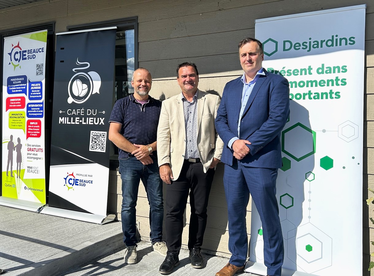 De gauche à droite, Martin Beaulieu, directeur général du CJE Beauce-Sud et du Café du Mille-Lieux,  Donald Paquet, directeur général de la Caisse Desjardins du Sud de la Chaudière, et Nicolas Cantin, président du conseil d’administration du CJE Beauce-Sud.