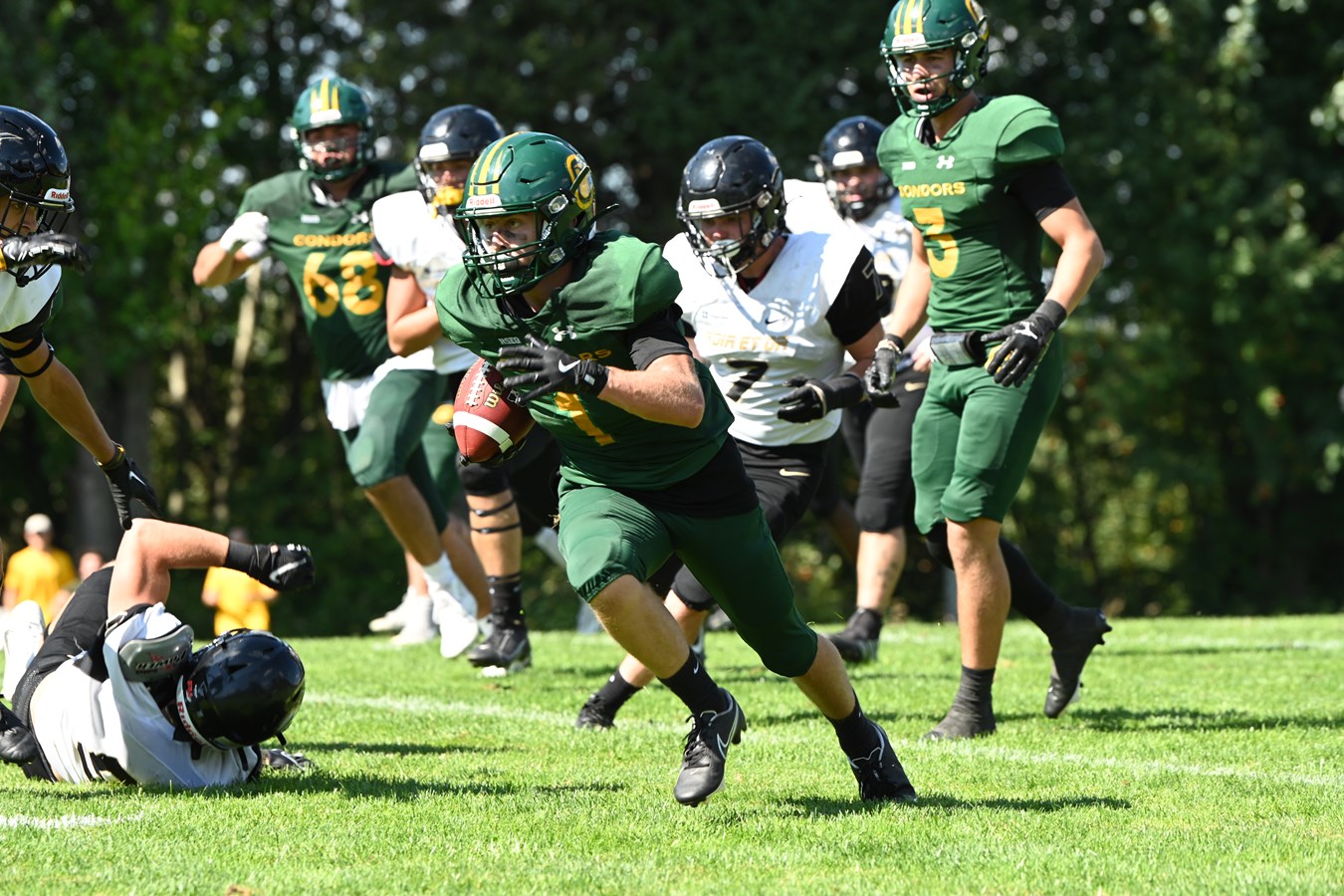 Les Condors Football remportent leur premier match à domicile