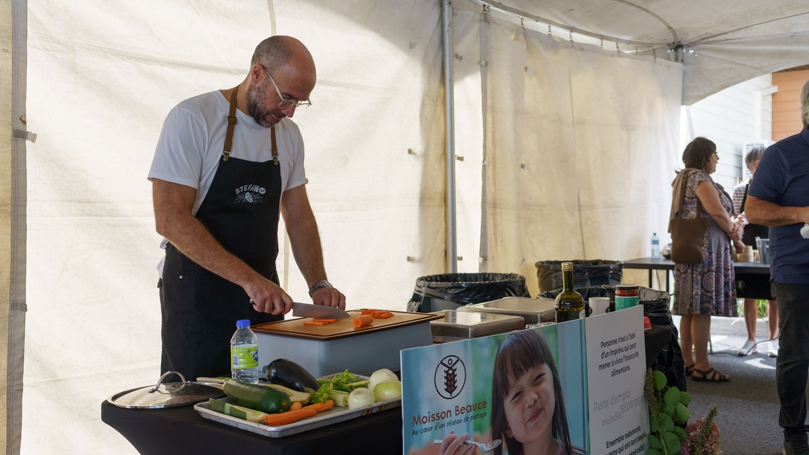 Le chef Stefano Faita prépare sa démonstration