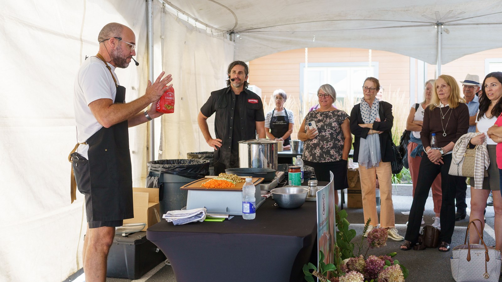 Le chef Stefano Faita et Pierre-Olivier Drouin de Firebarns animent une présentation de recette