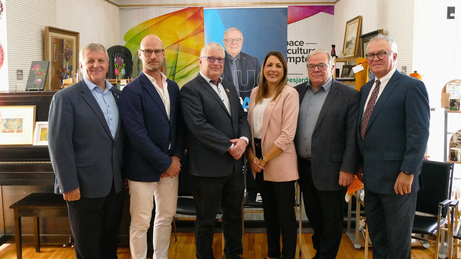 De gauche à droite : Gaétan Vachon, préfet de la Nouvelle-Beauce, Vincent Gagné, directeur des relations gouvernementales chez Telus, Claude Perreault, maire de Sainte-Marguerite, Nathalie Dionne, vice-présidente marketing chez Telus, Luc Provençal, député de Beauce-Nord et Jean Audet, maire de Frampton