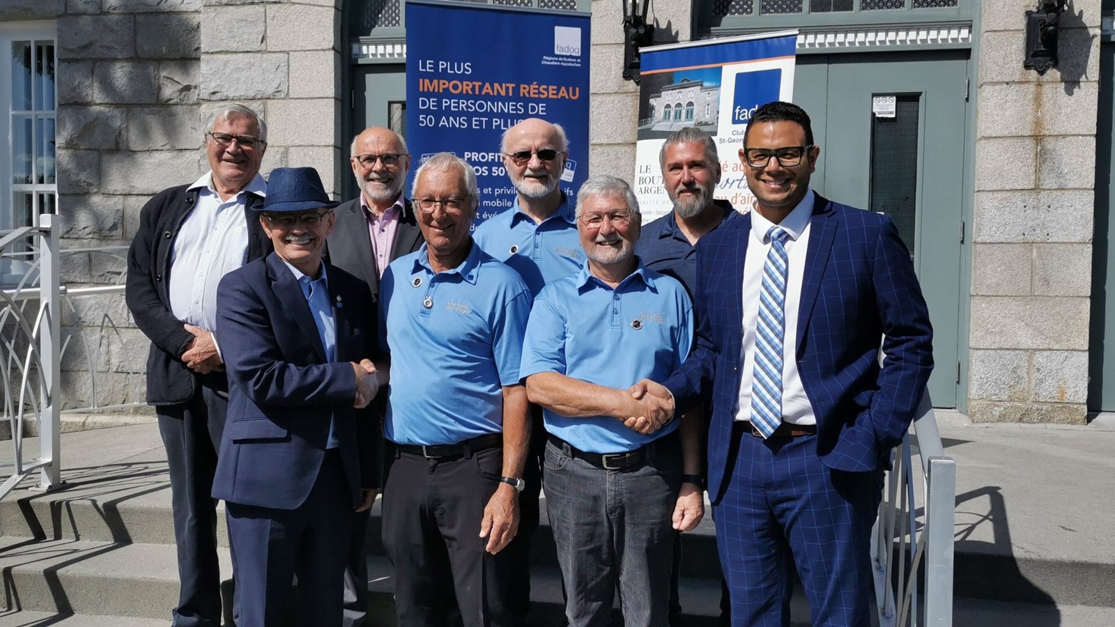 Devant au centre, le président et le vice-président du club FADOQ Saint-Georges, Gaétan Pouliot et Neil Mathieu, en compagnie du député fédéral de Beauce, Richard Lehoux, et du député de Beauce-Sud, Samuel Poulin.