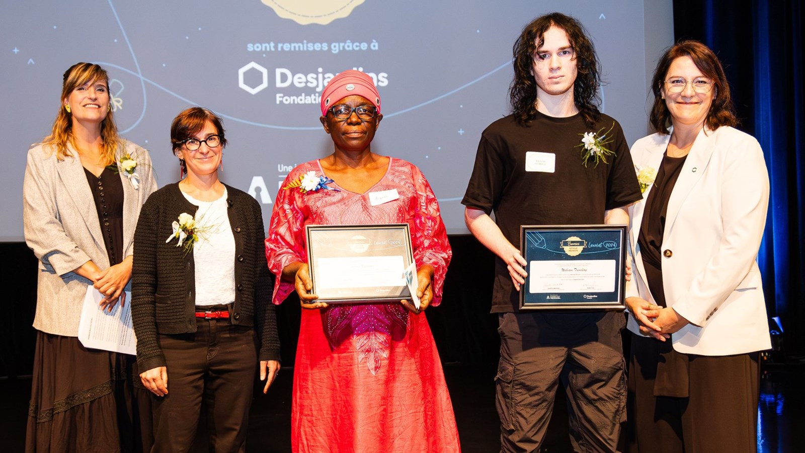William Tremblay (2e à partir de la droite), lors de la remise des bourses, en compagnie de Salomé Corbo, co-porte-parole de la Fondation pour l'alphabétisation, Marie-Ève Gingras, membre du comité de jury, Agnes Nizigama, lauréate du Centre de services scolaires Marguerite-Bourgeoys et Nancy Lee, directrice générale de la Fondation Desjardins.