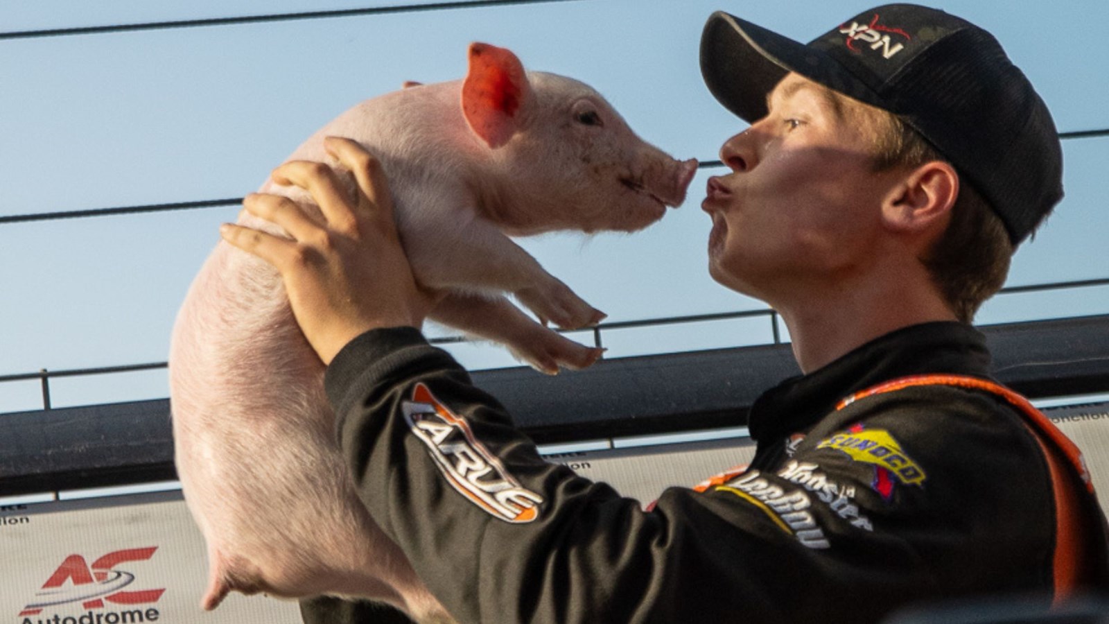 Comme le veut la tradition, le pilote gagnant a embrassé un cochonnet après la course.