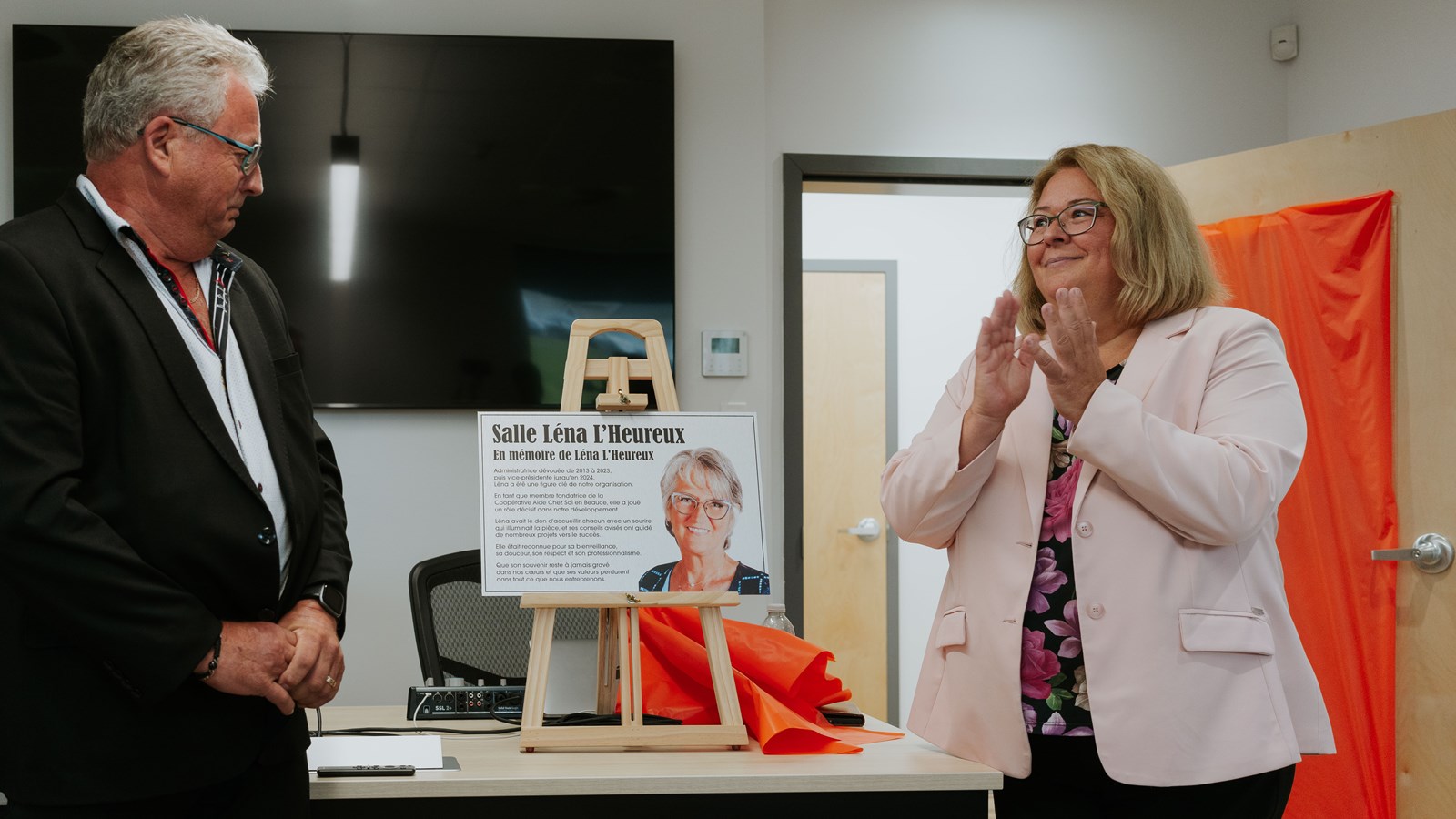 Dévoilement de la plaque commémorative avec la directrice ainsi que le mari de Léna L'Heureux