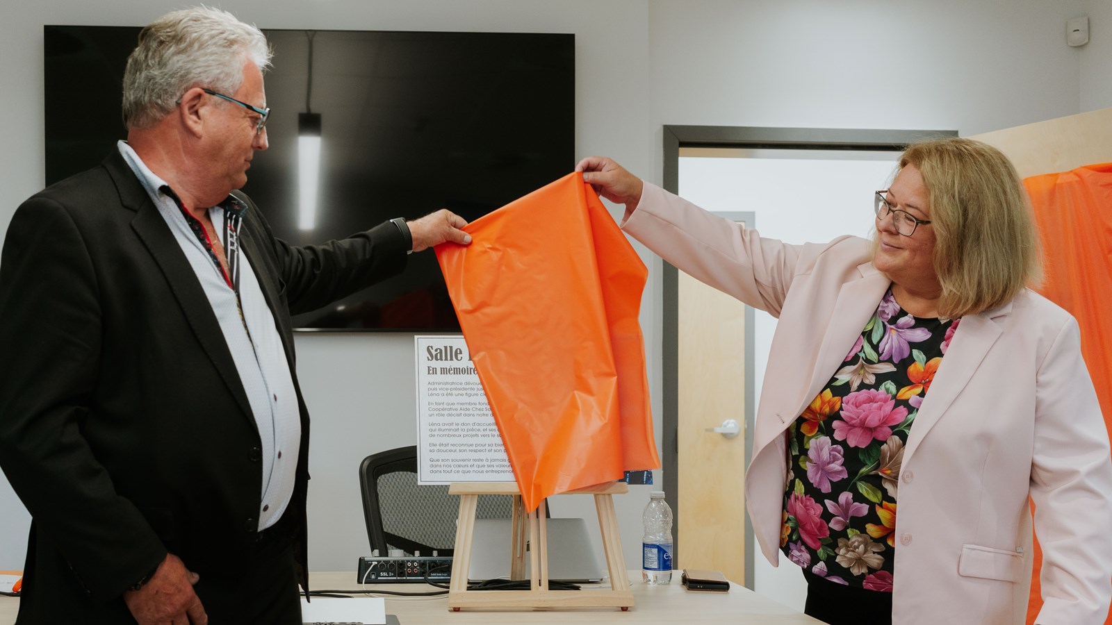 Dévoilement de la plaque commémorative avec la directrice ainsi que le mari de Léna L'Heureux