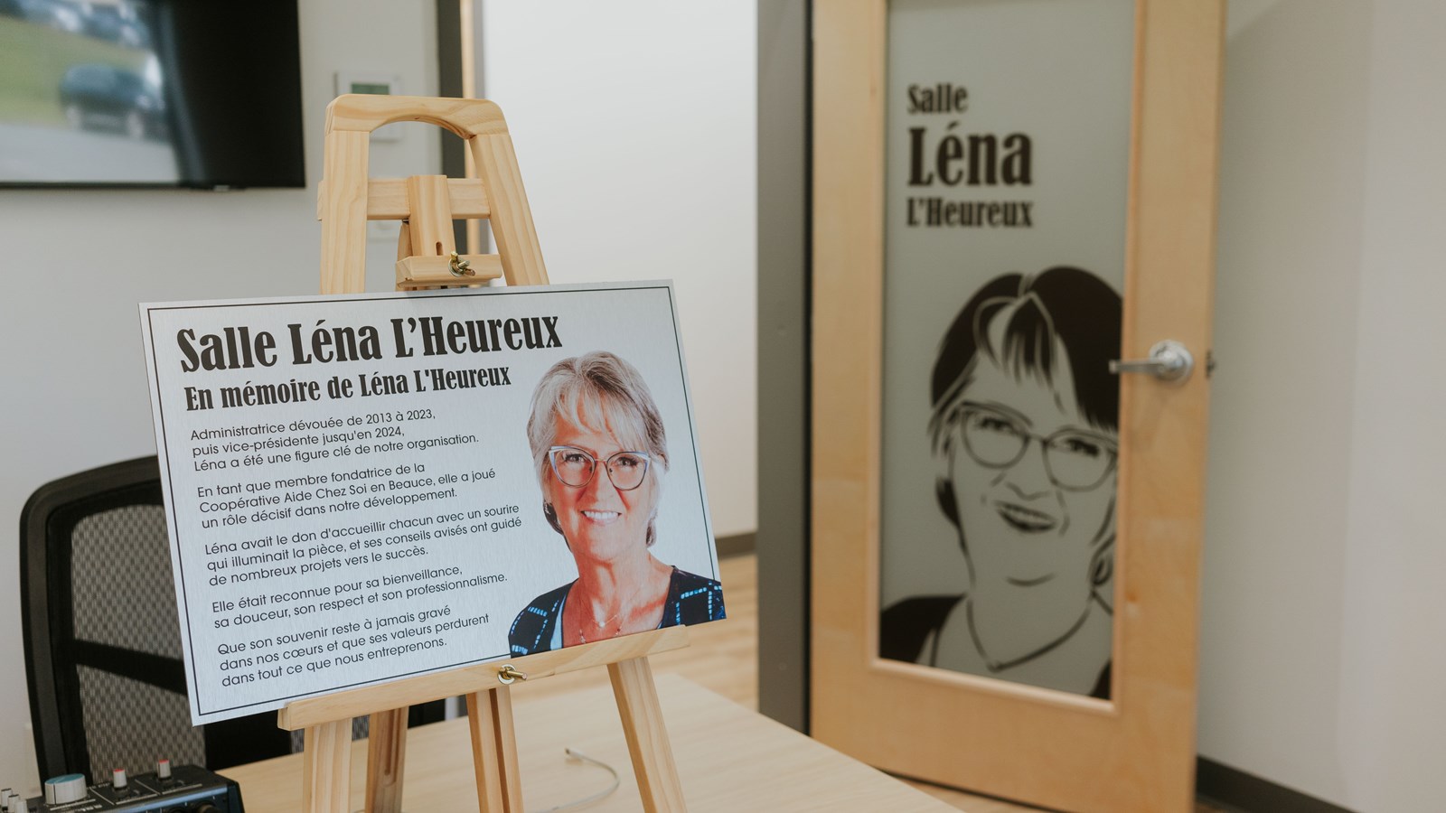 Salle multifonctionnelle Léna L'Heureux et sa plaque commémorative