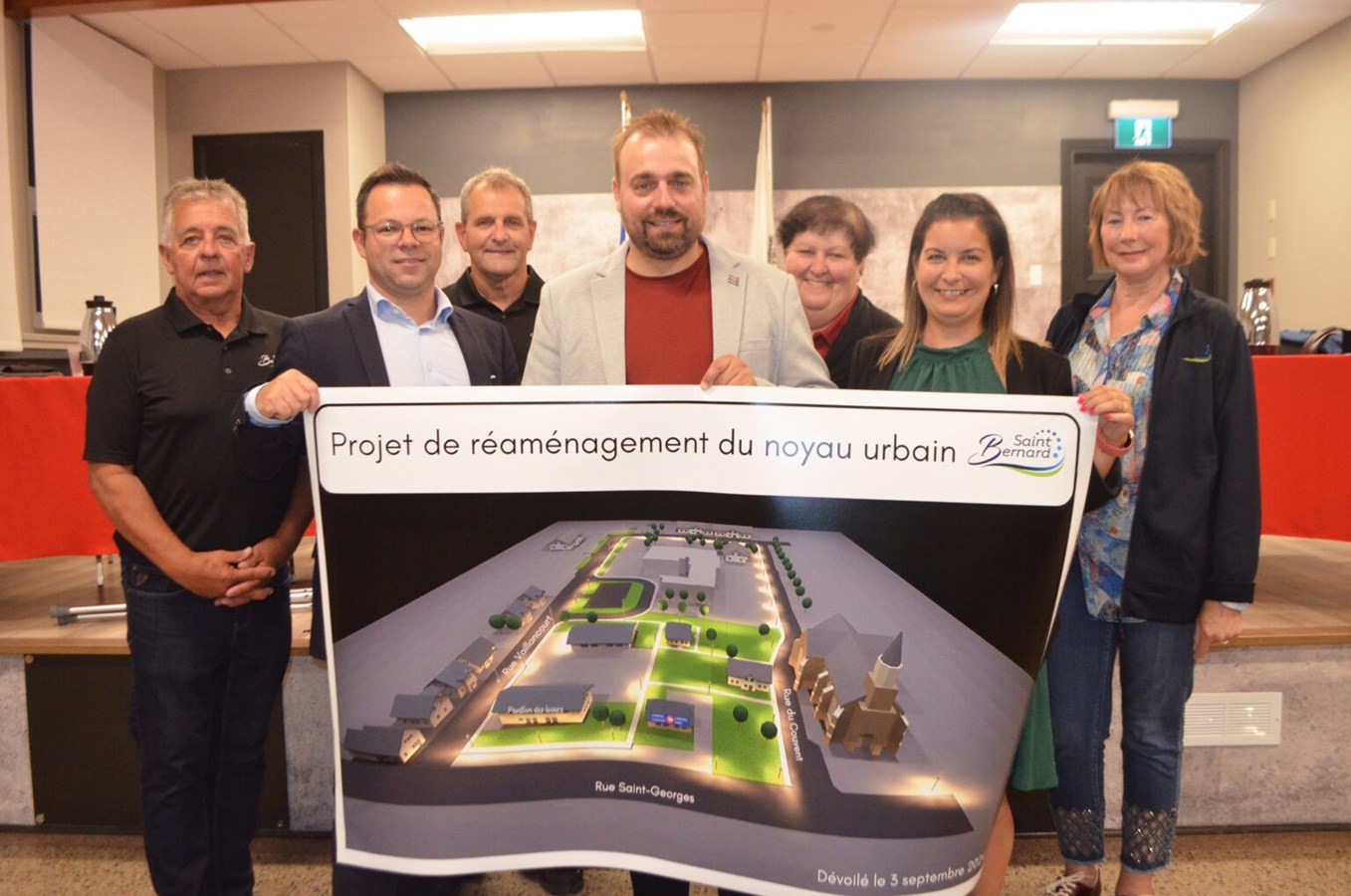 Les membres du conseil de vile avec le plan du nouveau noyau urbain