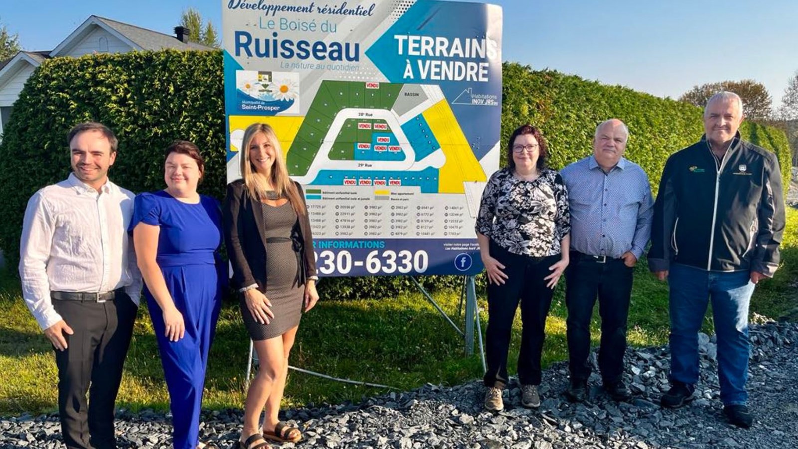 De gauche à droite, Marc-Antoine Poulin et Rosemarie Poulin, fils et fille du promoteur, Maryane Bélanger,  directrice générale de la Municipalité de Saint-Prosper, Sybille Brochu, promotrice, Jean-René Poulin, promoteur, et Alain Maheux, maire.