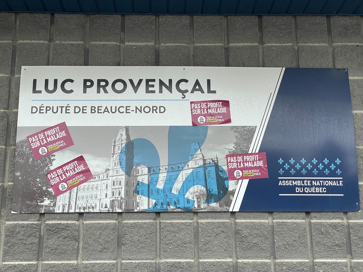 Le bureau du député de Beauce-Nord placardé d'autocollants de la CSN