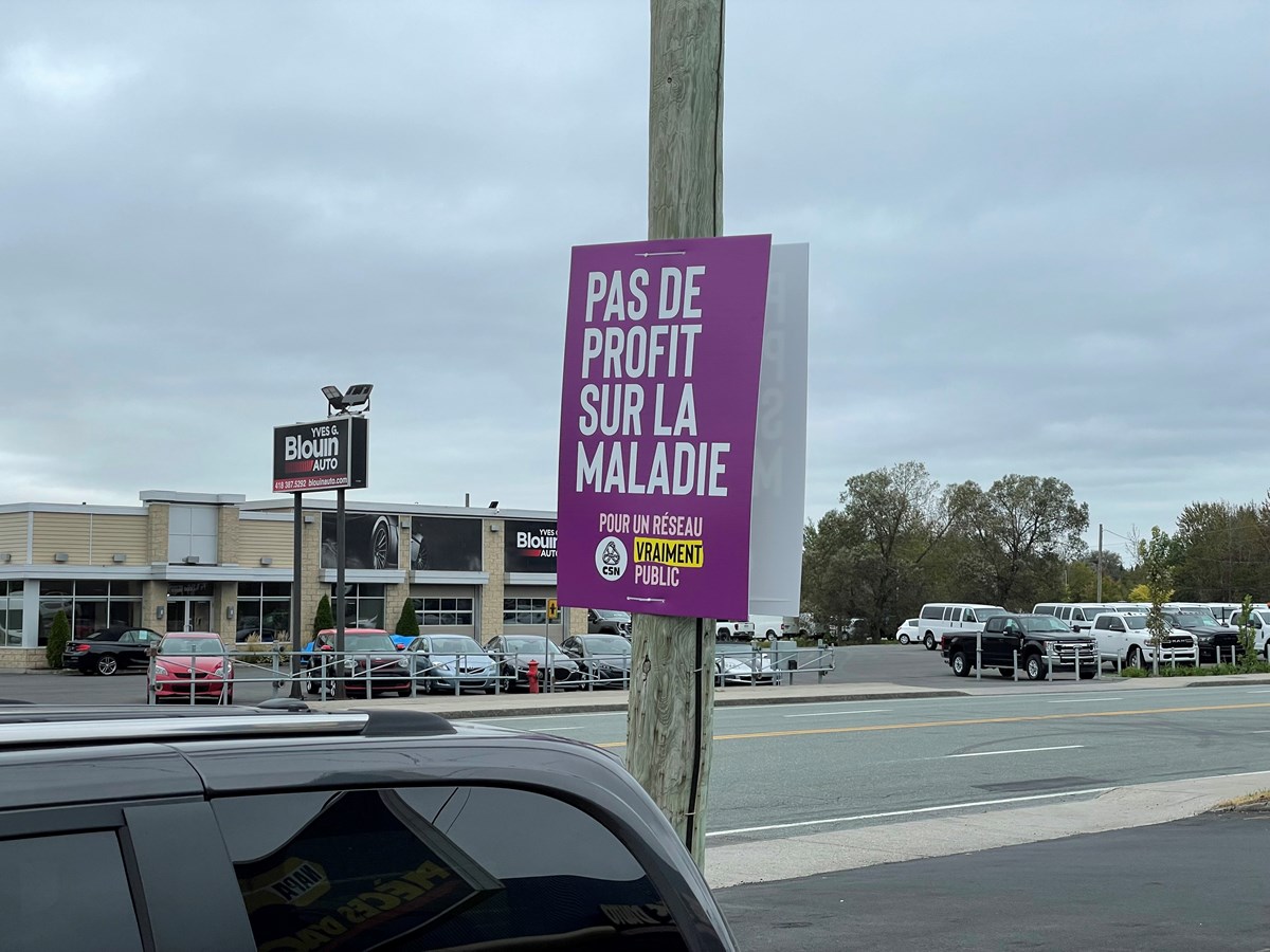 Le bureau du député de Beauce-Nord placardé d'autocollants de la CSN