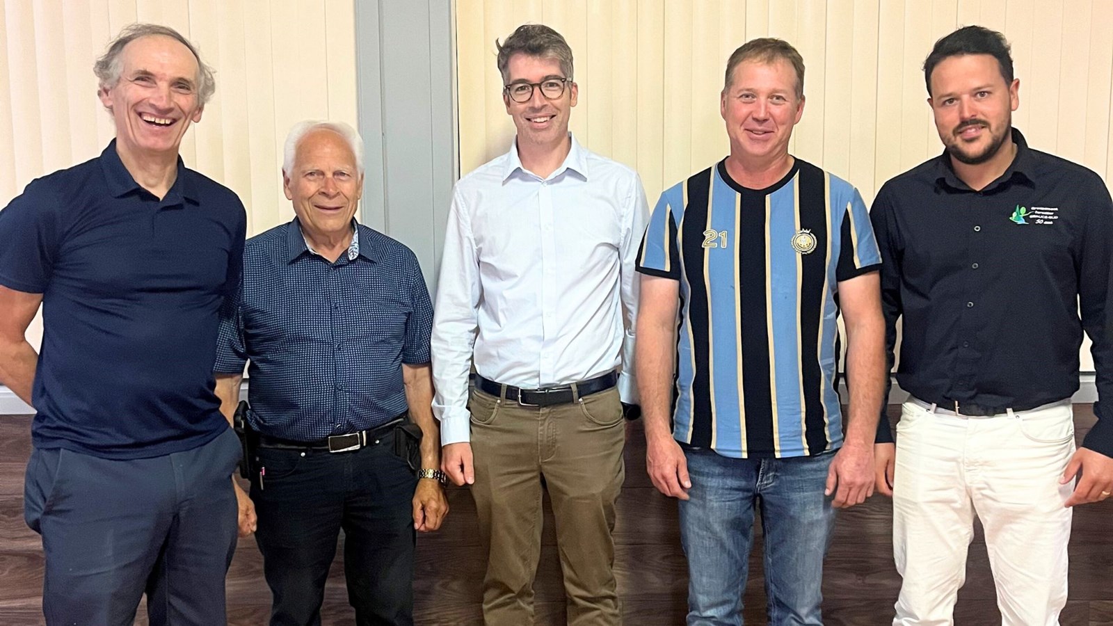 Au centre de la photo, on aperçoit le directeur général de Groupement forestier Québec, Vincent Garneau, qui était présent pour les assemblées de fusion du Groupement forestier Chaudière, représenté ici par son directeur général et son président, respectivement André Emery et Valère Bolduc, avec celui de Beauce-Sud, présidé par Éric Jolicoeur et dirigé par Samuel Poulin.