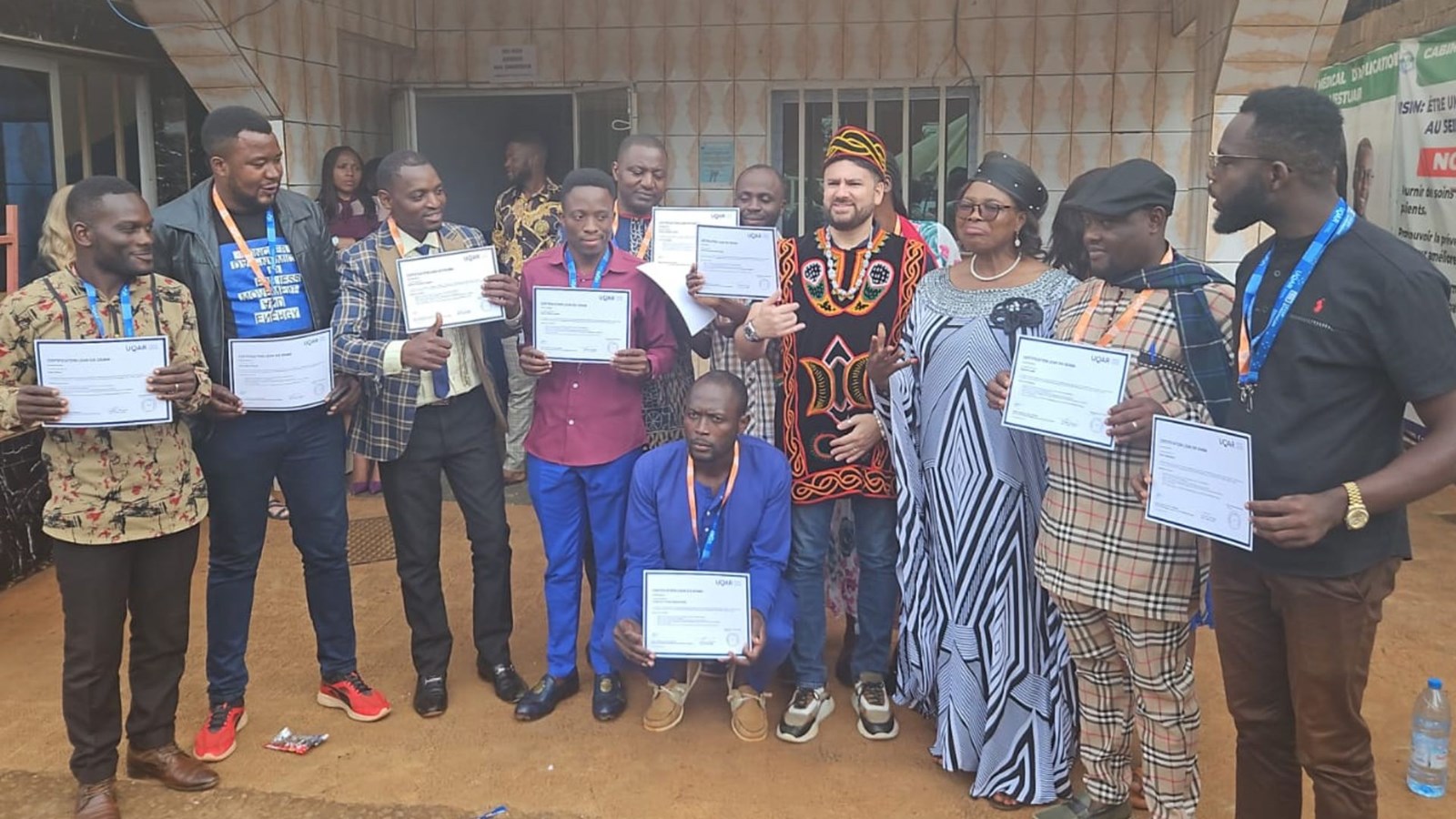 Félix Nunez, que l'on aperçoit portant le costume traditionnel du Cameroun, en compagnie de quelques participants qui ont suivi ses formations.