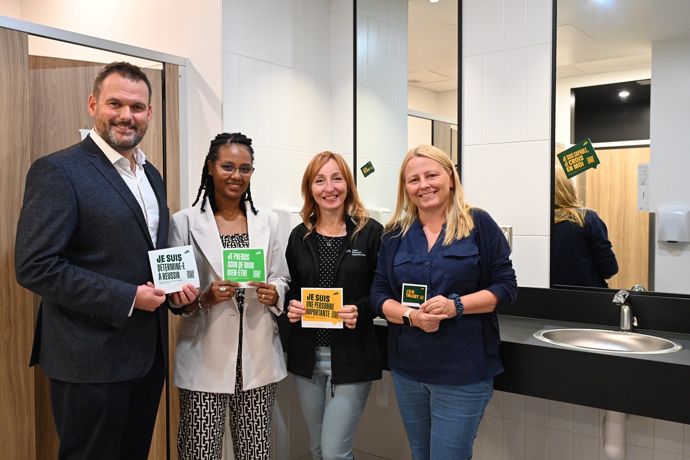 De gauche à droite : Jean-Philippe Vachon, directeur des études et de la vie étudiante du Cégep, Fabienne Delanne, diplômée de Techniques d’éducation à l’enfance, Audrey Michaud, enseignante de Techniques d’éducation à l’enfance et Sophie Cliche, Directrice adjointe des études et de la vie étudiante du Cégep.