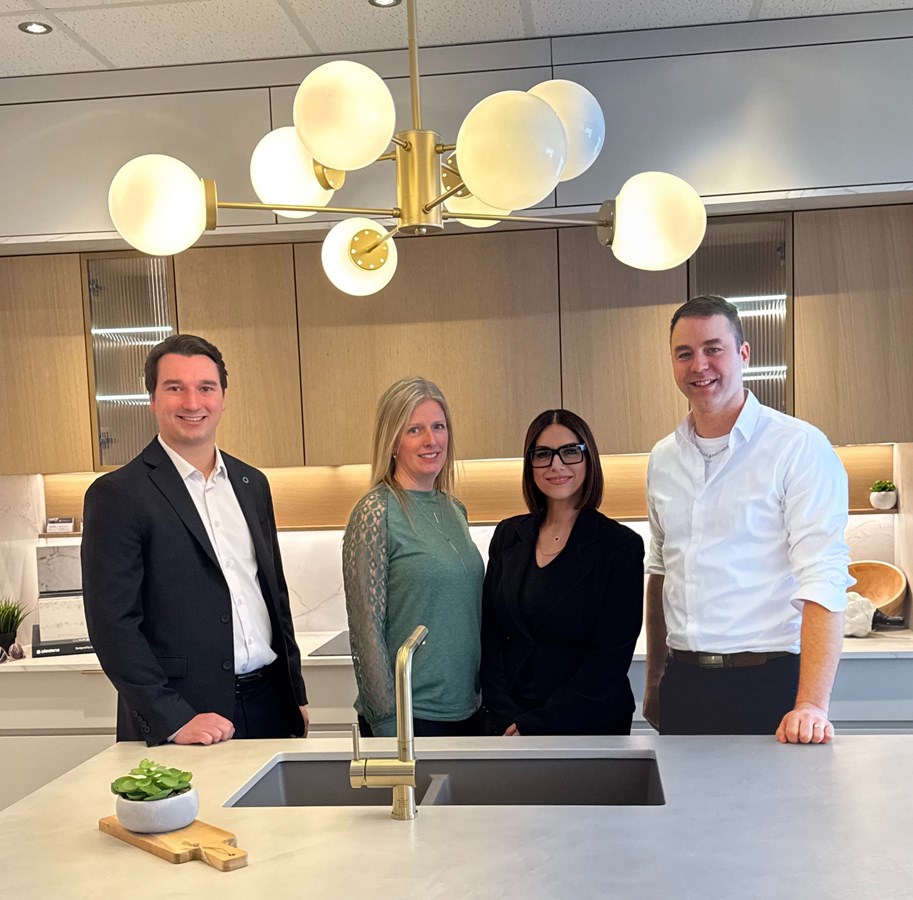 De gauche à droite : Marc-Antoine Boulet, directeur de compte chez Desjardins Entreprise, Karine Couture, présidente de la CCSG, Annie Gilbert, directrice générale de la CCSG et Vincent Rodrigue, président de Rodrigue & Fils | Cuisine et salles de bain.