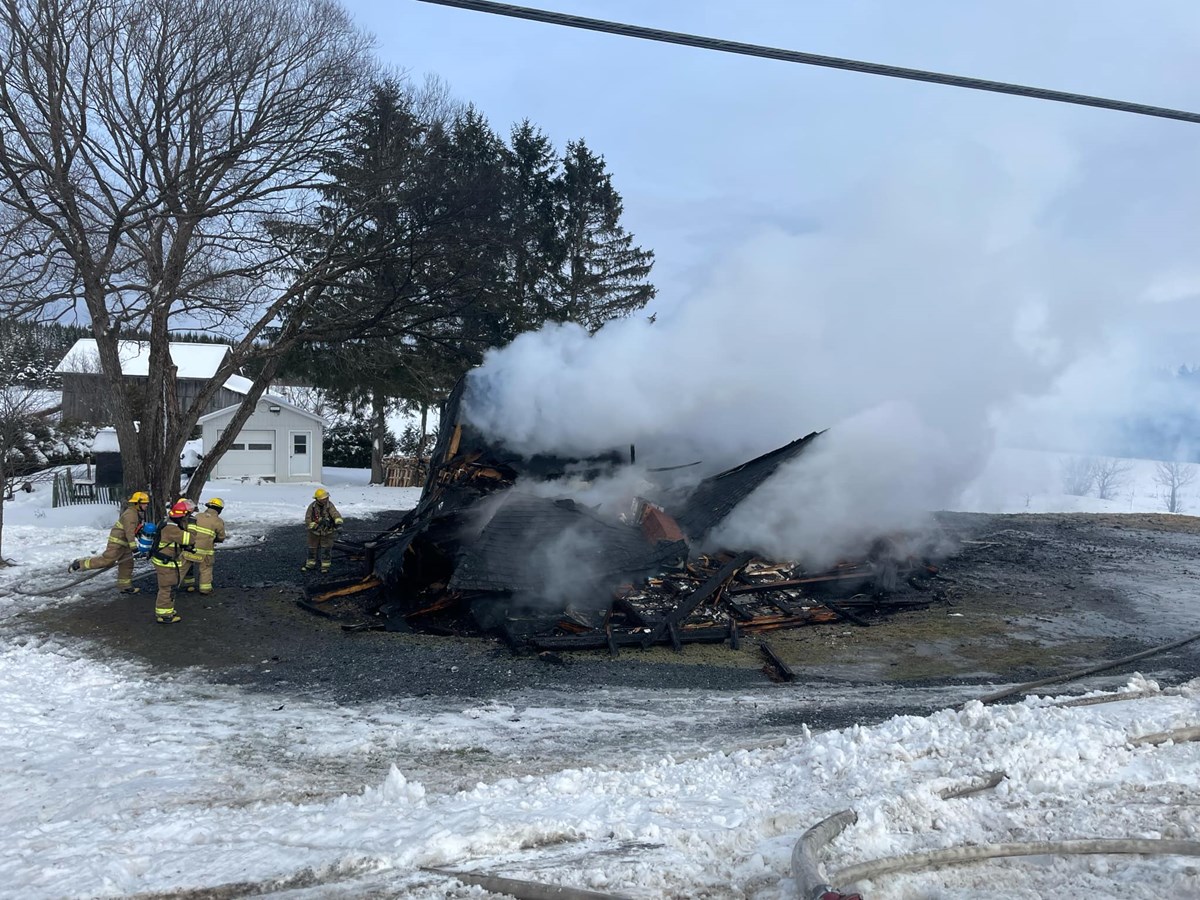 Une résidence détruite par les flammes à Saint-Benjamin