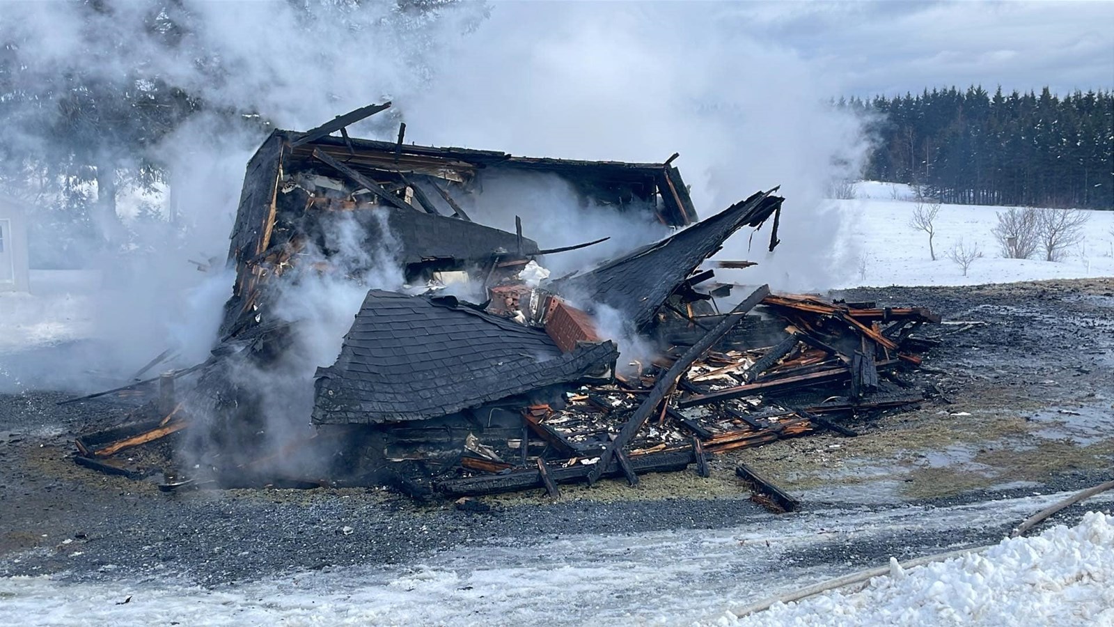 Une résidence détruite par les flammes à Saint-Benjamin