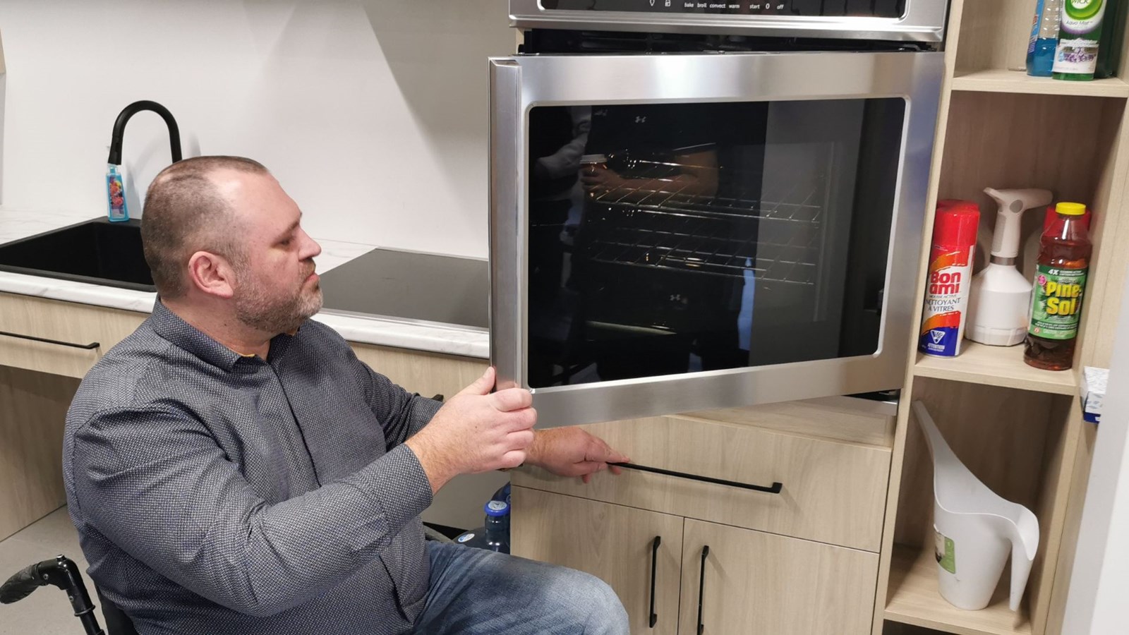Le président de l'APHC, François Drouin, dans la cuisine adaptée aux besoins des personnes en fauteuil roulant.