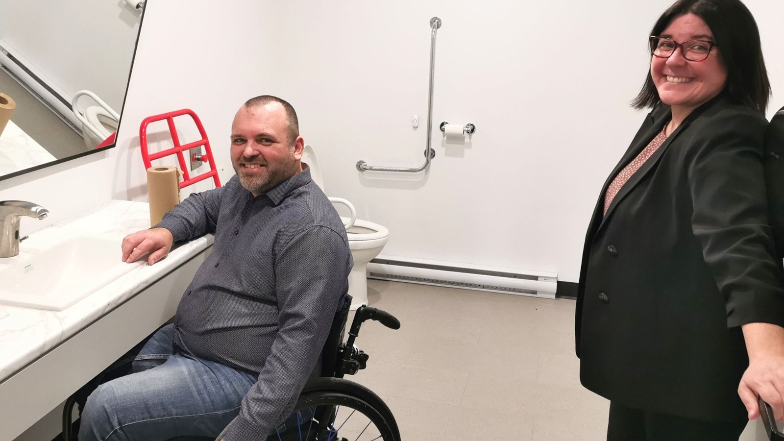 Le président du CA, François Drouin et la directrice générale, Chantal Larivière, dans la salle de bain adaptée.