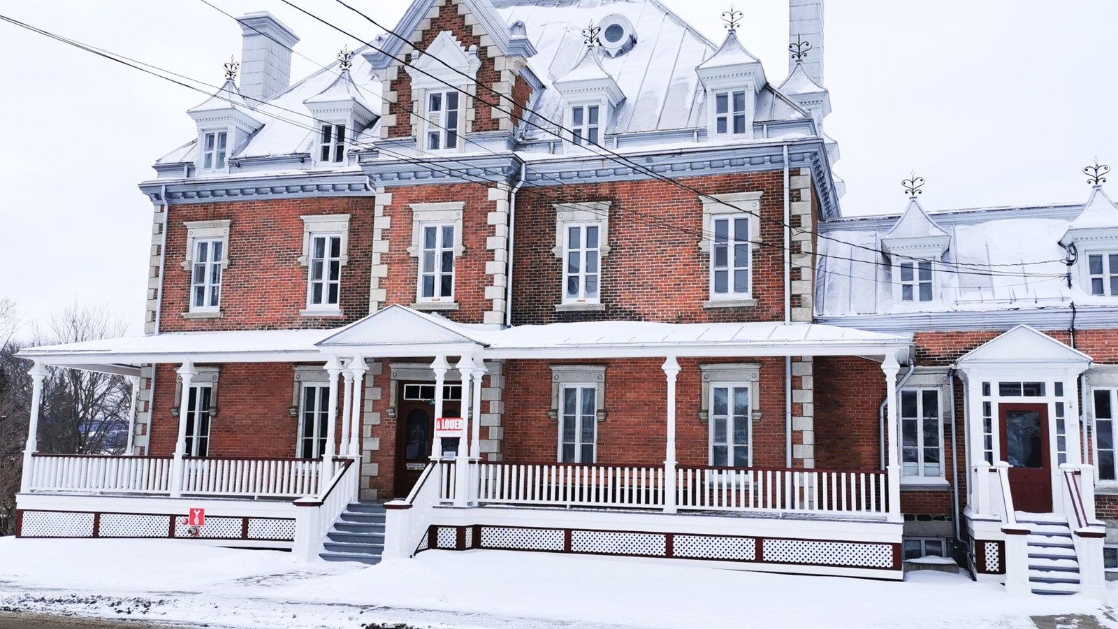 Faute de moyens financiers pour rendre conforme l'aménagement intérieur du presbytère de Saint-Joseph-de-Beauce et y maintenir son centre administratif, la Fabrique de Sainte-Famille-de-Beauce a déménagé ses effectifs dans un espace locatif. Le bâtiment patrimonial est présentement vide. Une affichette en devanture signale qu'il est à louer.
