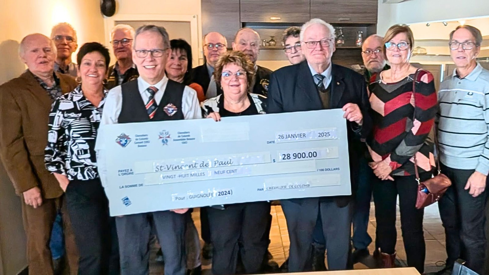 Les représentants du conseil 2283 des Chevaliers de Colomb de Saint-Georges, lors de la remise du chèque aux représentants de la Saint- Vincent-de-Paul de Saint-Georges, comptoir de l'Ouest.