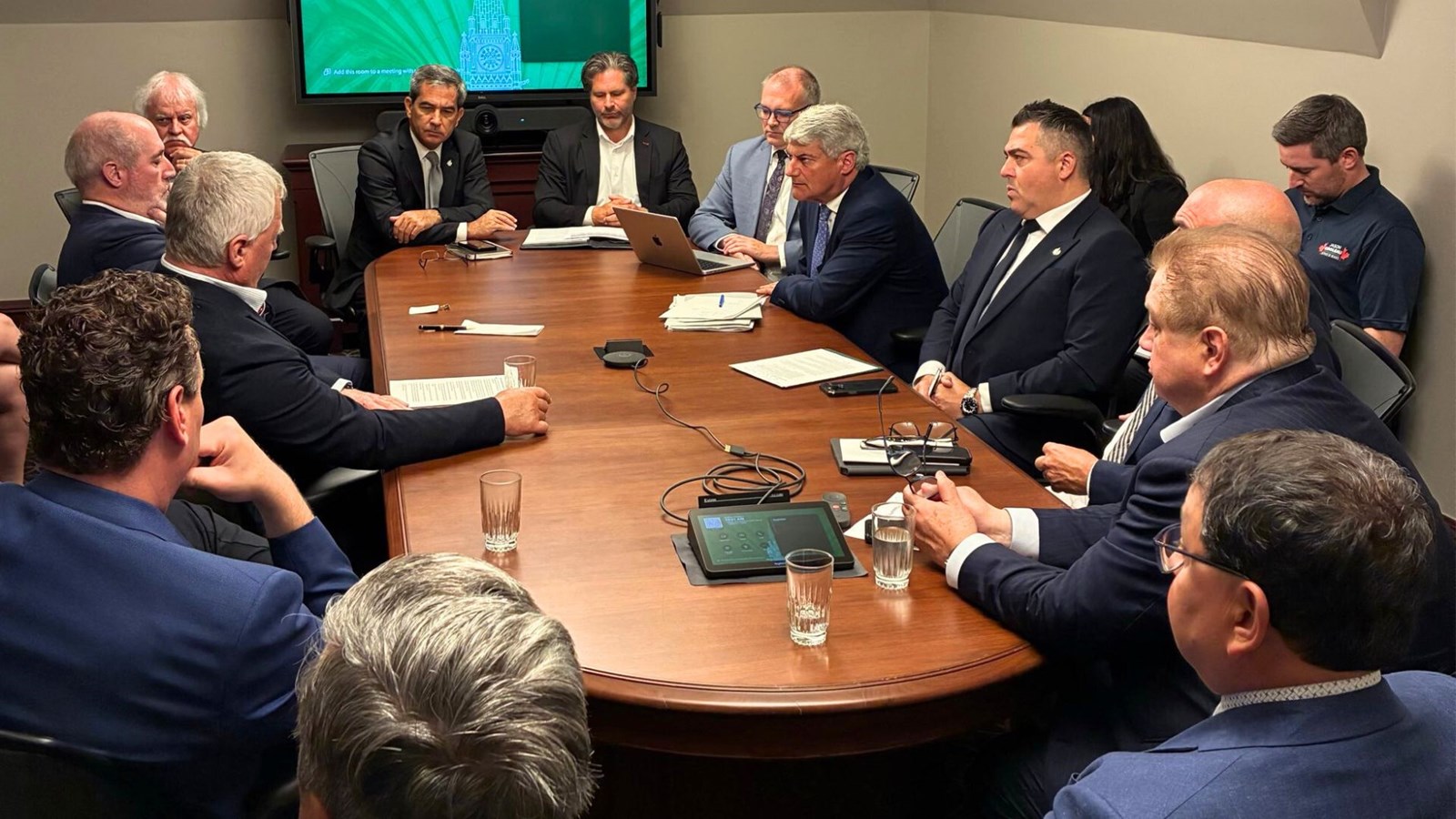 Rencontre entre des députés québécois conservateurs et des représentants de l'Association du camionnage du Québec.