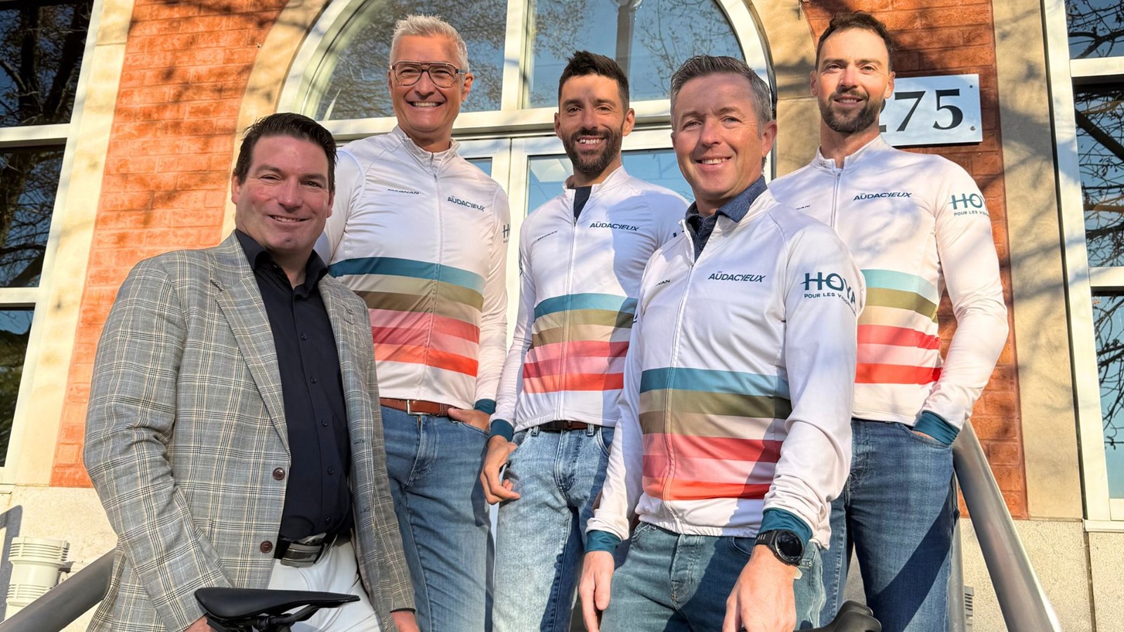 L’équipe cycliste Les AudacYeux, en compagnie de Steeve Ouellet, directeur général de la Caisse Desjardins de La Nouvelle-Beauce.