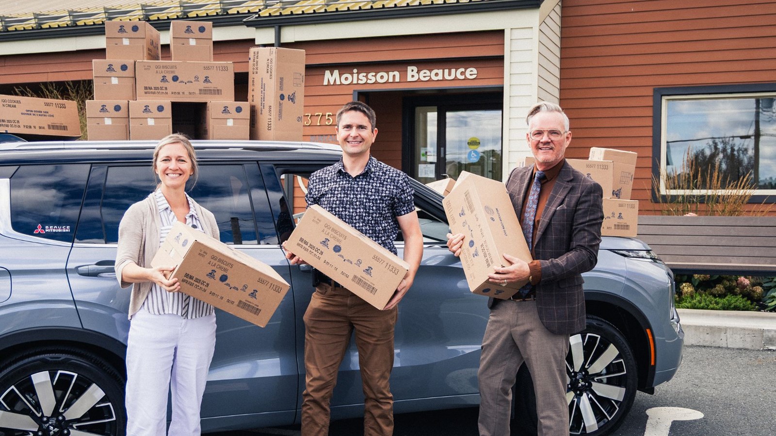 De gauche à droite, Marie Champagne, directrice générale de Moisson Beauce, David Lessard, directeur général de Beauce Mitsubishi, et Tony Doyon, directeur des ventes.