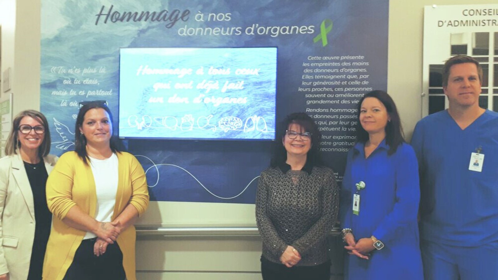 De gauche à droite: Josée Bergeron, représentante du Comité local en don d’organes et de tissus de l’Hôpital de Saint-Georges, Christine Duquette, usagère partenaire, Annik Bégin, usagère partenaire, Lisa Mathieu, directrice adjointe, volet gestion des opérations en santé physique secteurs Thetford, Beauce et Etchemins, et Dr Samuel Béliveau, représentant médical du CMDP.