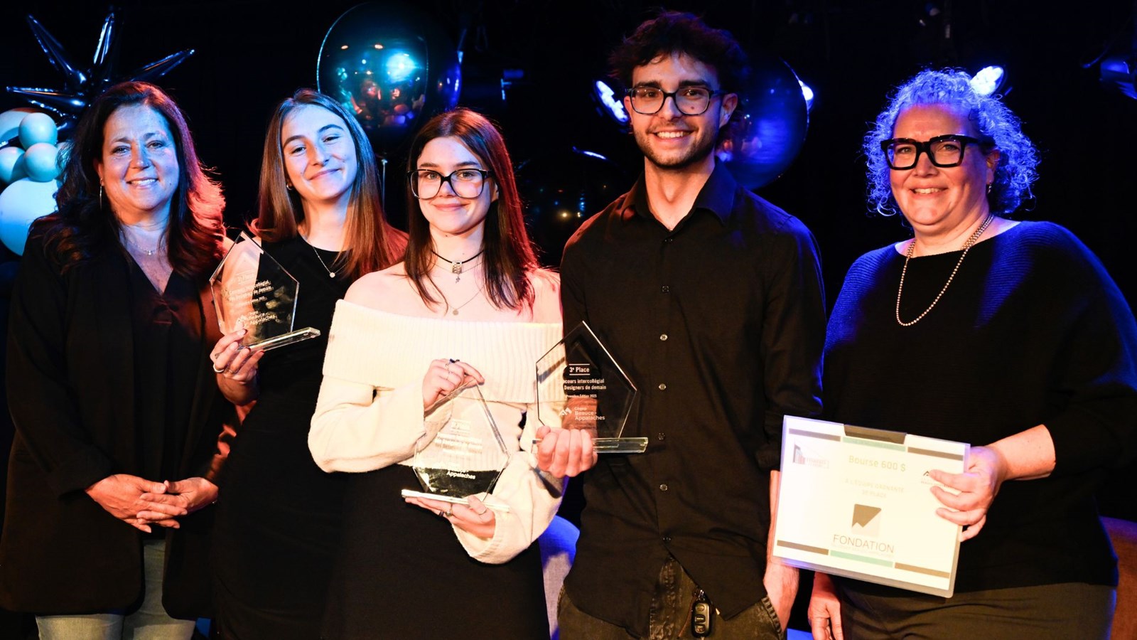 Félicia Larouche, Pauline Sécher, Julien Bélanger-Duval, du Cégep Garneau, ont terminé en 3e position. Il sont en compagnie de Caroline Bouchard (CB-A) et Geneviève Hamelin (Hamelin Design).