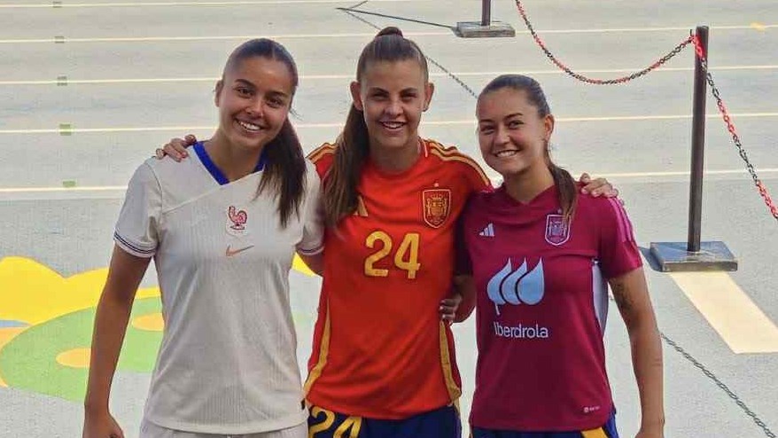 Roxanne Bolduc (à gauche) avec deux coéquipières de Villareal