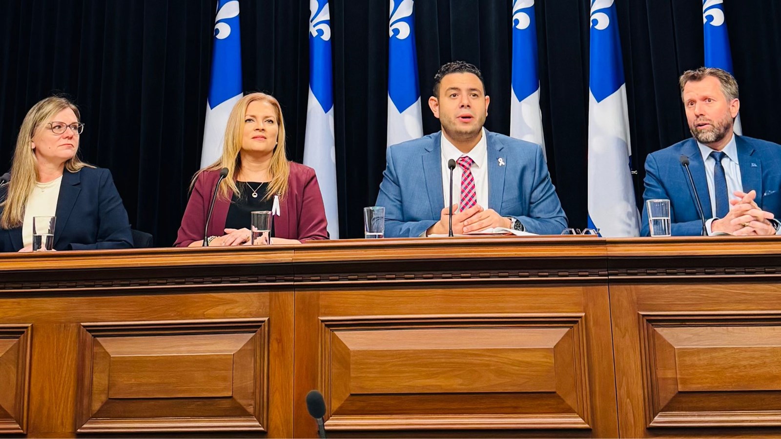 Au centre, le ministre délégué à l’Économie et aux Petites et Moyennes Entreprises, Samuel Poulin, en compagnie de Stéphanie Lachance, députée de Bellechasse, Geneviève Hébert, députée de Saint-François, et Youri Rousseau, sous-ministre adjoint au ministère de l’Économie.