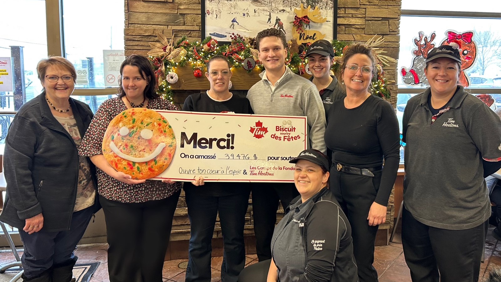 Dyane la directrice générale de l’organisme, accompagnée de Vicky Poulin et des membres de son équipe Tim Hortons