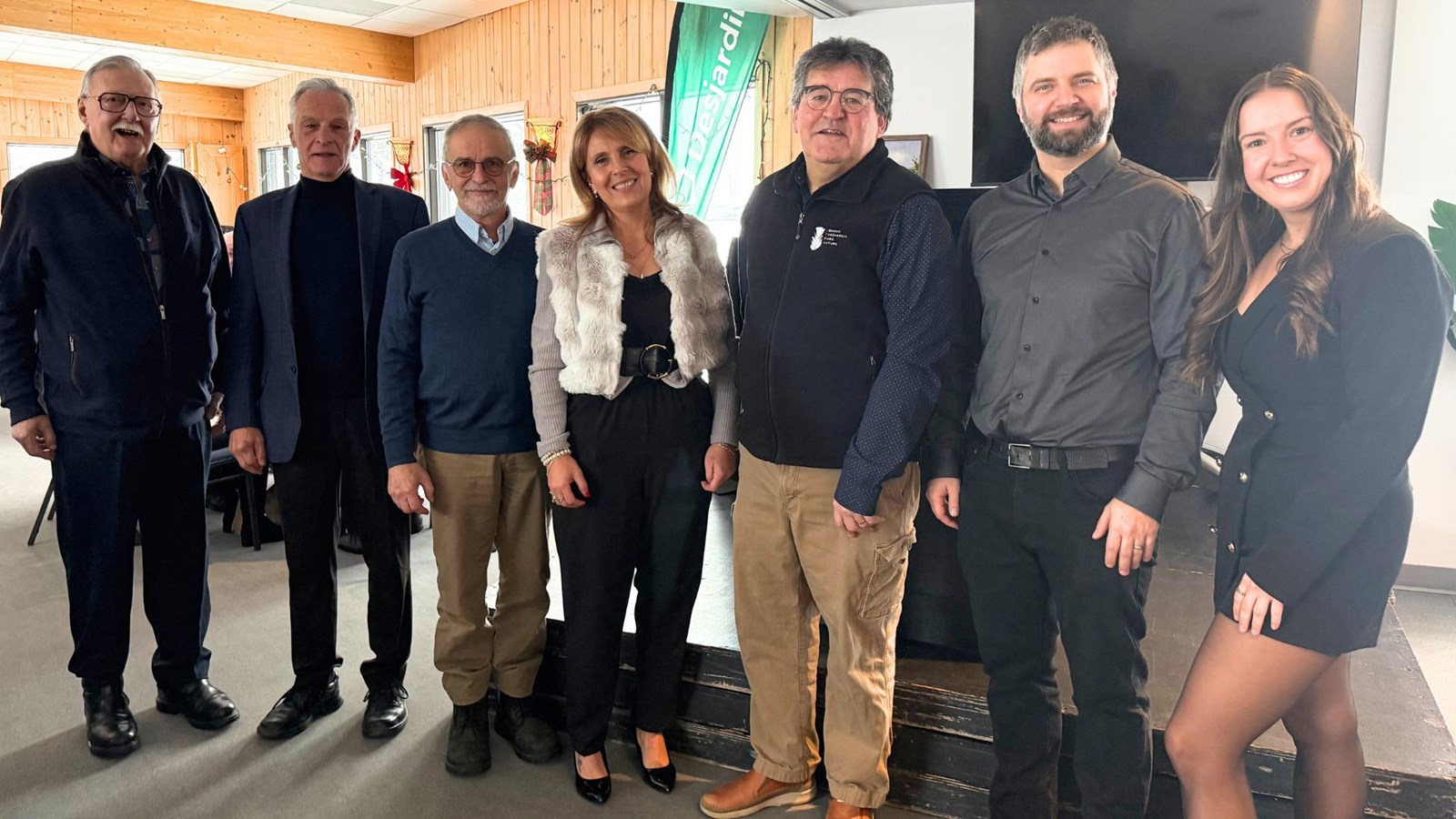 Au centre de la photo, la présidente du conseil d'administration du Domaine Taschereau, Sylvie Poulin, entourée des administrateurs Denis Sylvain, Roger Plante, Raymond Beaudet, Jean Cliche, et Sébastien Drouin, ainsi que la directrice générale, Fabienne Perreault.