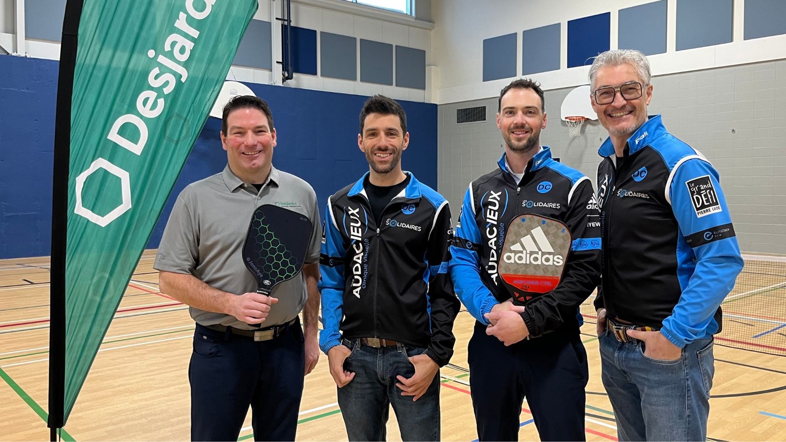 De gauche à droite, Steeve Ouellet, directeur général de la Caisse Desjardins de La Nouvelle-Beauce, Jonathan Roy-Marois, Mathieu Savoie et Martin Breton, membres de l’équipe cycliste Les AudacYeux. Absents de la photo: Steve Noonan et Maxime Jolin, autres membres de l'équipe.