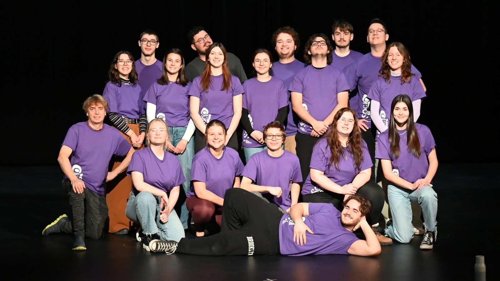 La troupe de théâtre en compagnie d’Harold Gilbert