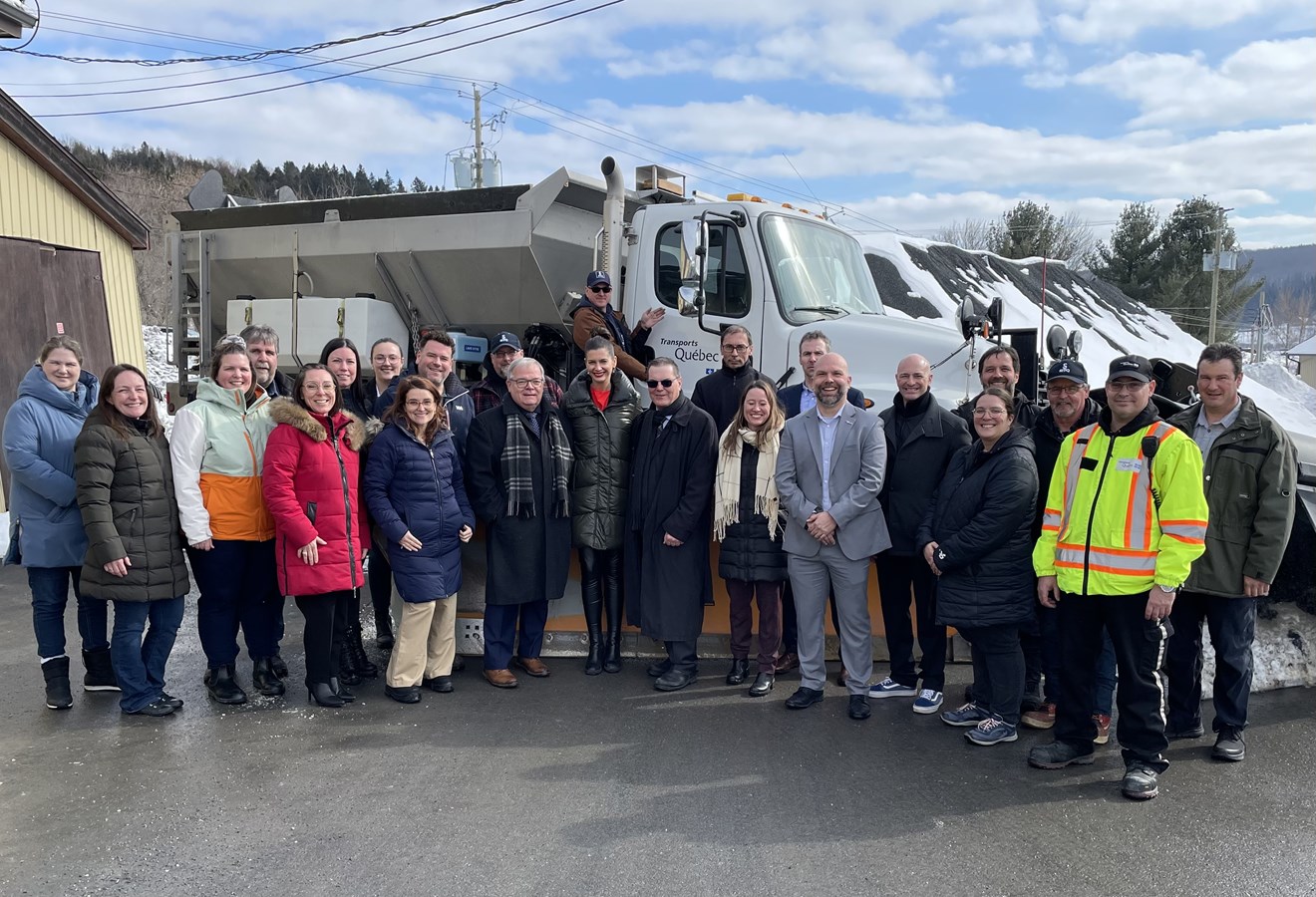 La ministre Guilbault profité de son passage pour rencontrer les employés du centre de services du MTQMD à Beauceville.