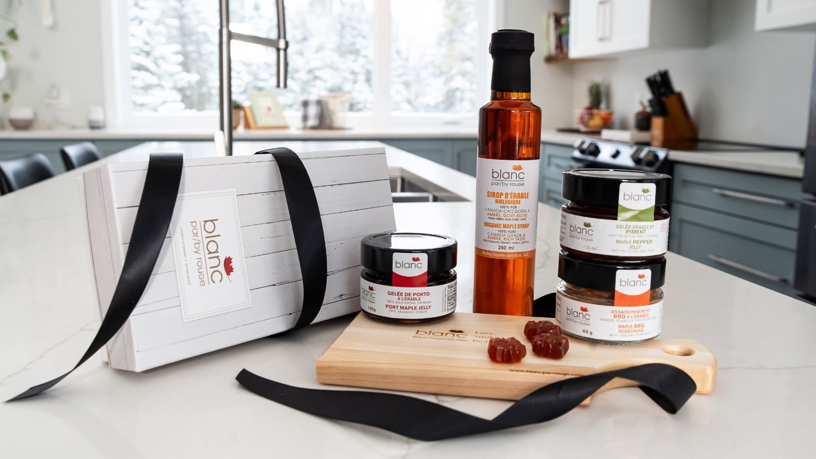 Le coffret gourmand est composé notamment de sirop d'érable biologique ainsi que d'une planche personnalisée en bois d'érable.