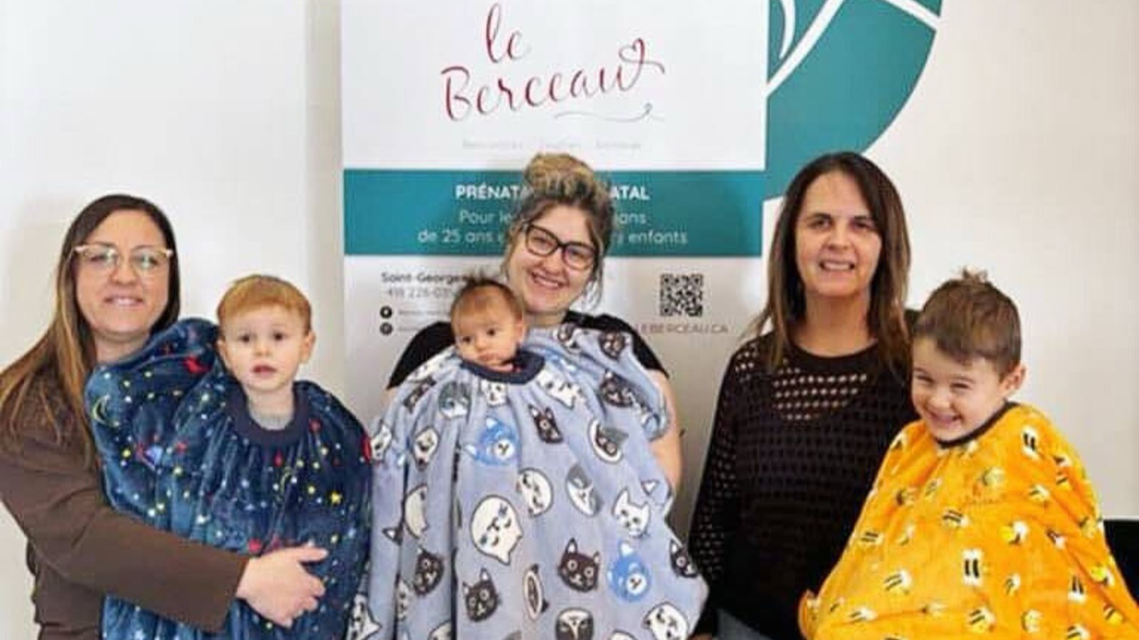 De gauche à droite : Chantale Simard, intervenante au Berceau, Arthur Vachon, enfant du Berceau, Kim Dagenais, maman du Berceau, Élena Boily, enfant du Berceau, Tania Poulin, coordonnatrice du Berceau, Hervey Vachon, enfant du Berceau