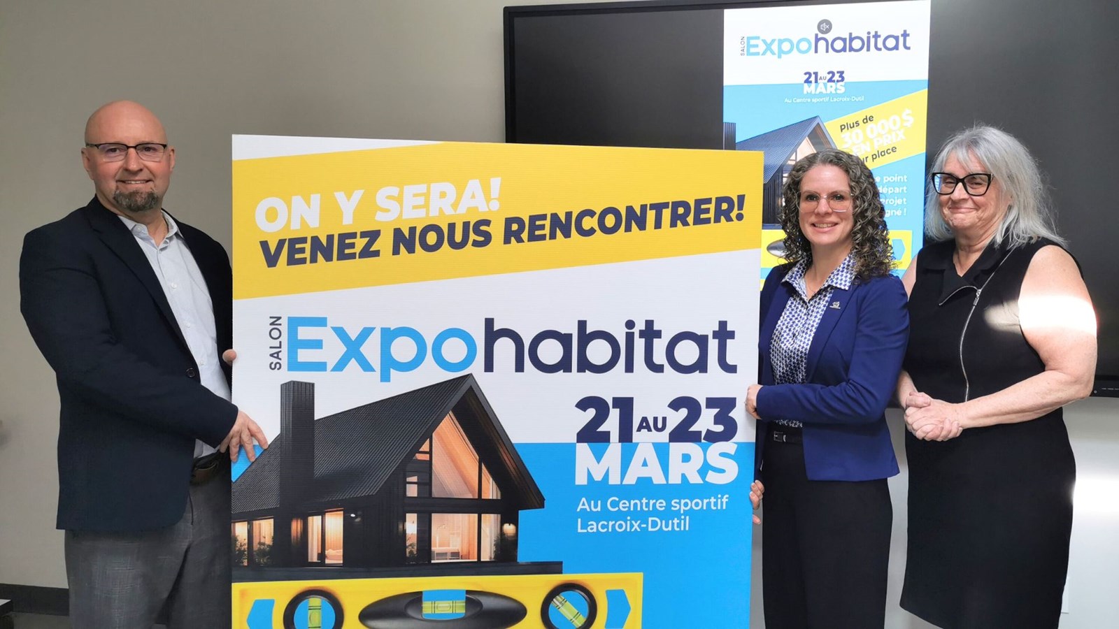 Le directeur général de l'APCHQ Beauce-Appalaches, Maxime Tanguay, la maire suppléante de la Ville de Saint-Georges, Manon Bougie, et la présidente du conseil d'administration de Moisson Beauce, Hélène Rodrigue.