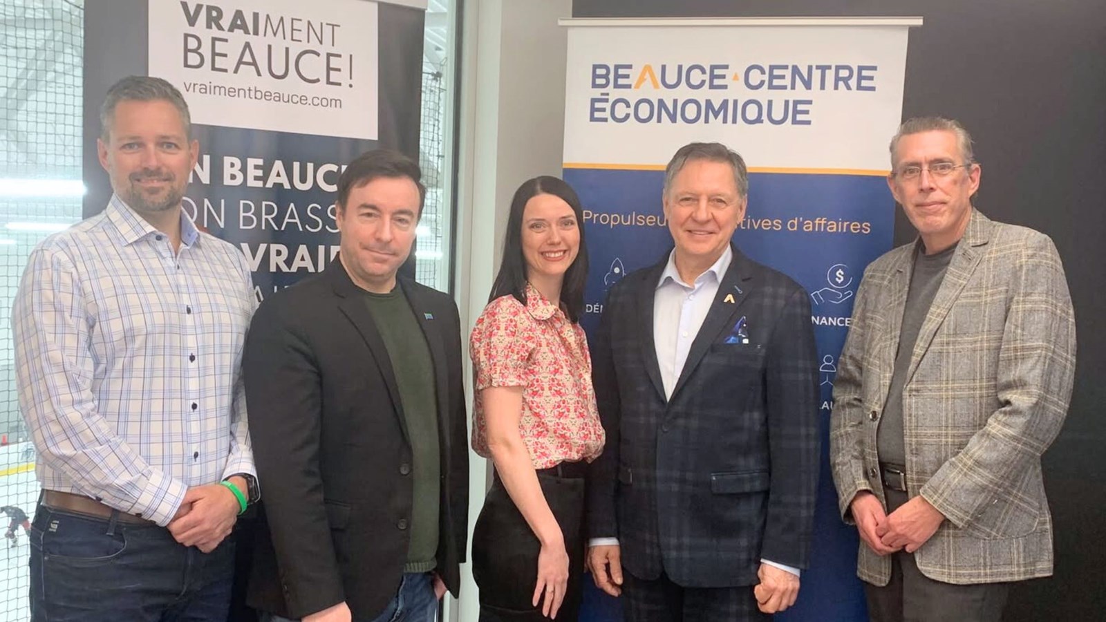 De gauche à droite, Pierre-André Bégin, président de Beauce-Centre Économique, Jonathan Bolduc, préfet de la MRC Beauce-Centre, Sophie Giguère, co-propriétaire de Mes Souliers Chéris, Daniel Chaîné, directeur général de Beauce-Centre Économique et Stéphane Brown, attaché politique de Luc Provençal, député de Beauce-Nord.