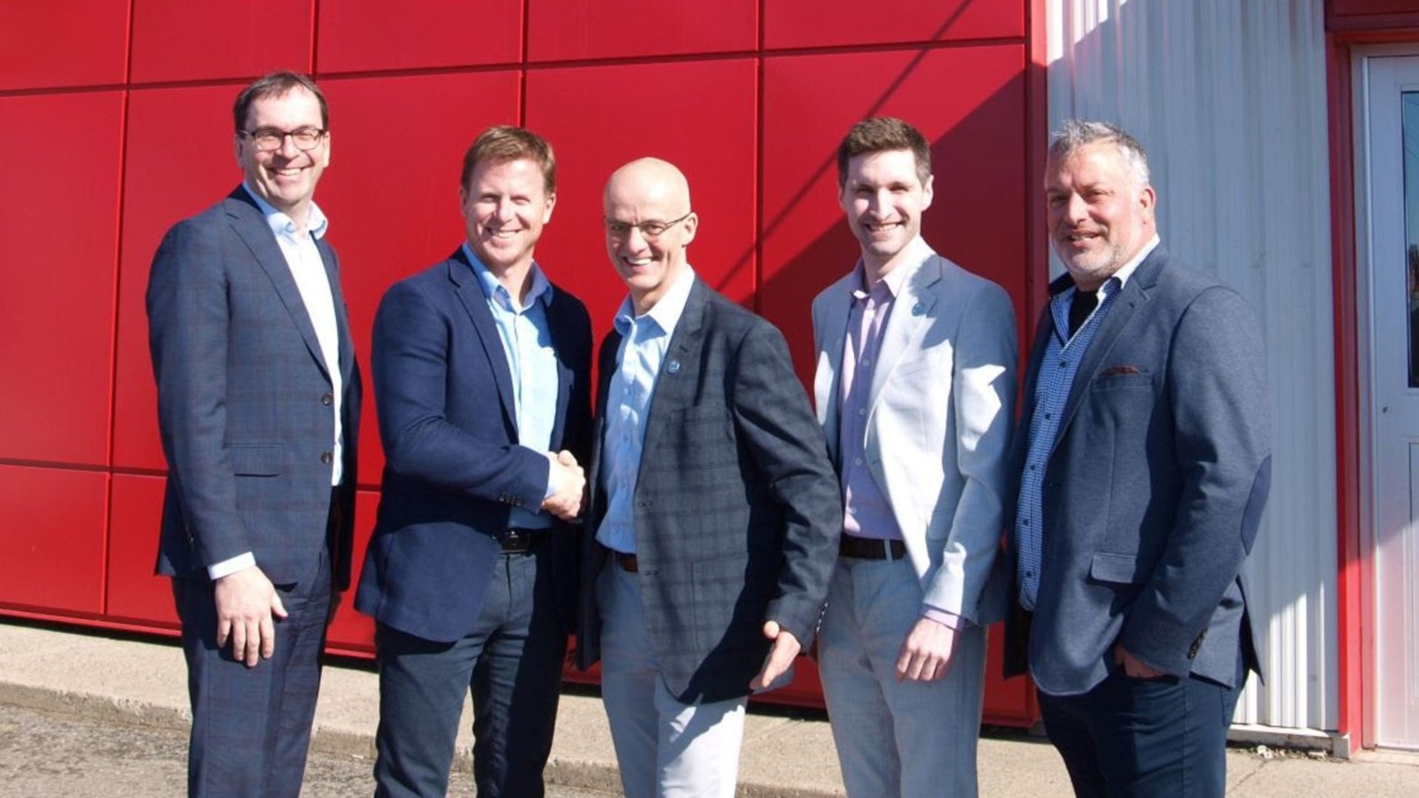De gauche à droite: Michel Delisle chef de la direction d’Avantis Coopérative, Carl Girouard, directeur général de Girouard Équipement, Frédéric Martineau, président d’Avantis Coopérative, Jean-Sébastien Lemelin, vice-président division machinerie d’Avantis et Alexandre Lafond, directeur général de J. René Lafond.
