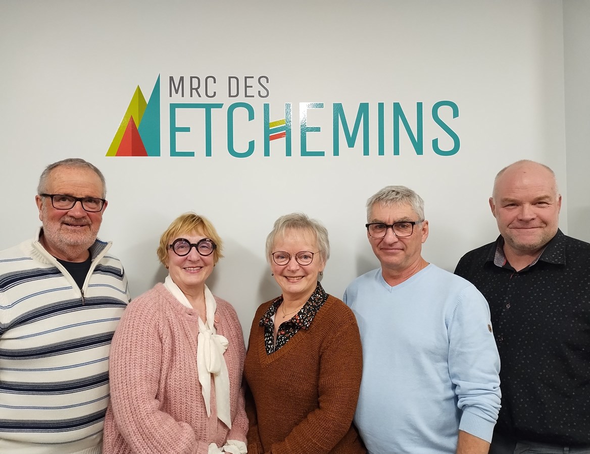 Le comité de sélection du projet Signature Innovation: Camil Turmel, maire de Lac-Etchemin et préfet de la MRC des Etchemins, Rachel Goupil, mairesse de Saint-Camille-de-Lellis, Céline Veilleux, mairesse de Saint-Benjamin, Serge Plante, maire de Saint-Luc-de-Bellechasse, Christian Chabot, maire de Sainte-Justine. Absente de la photo: Catherine Belleau-Arsenault, MAMH.