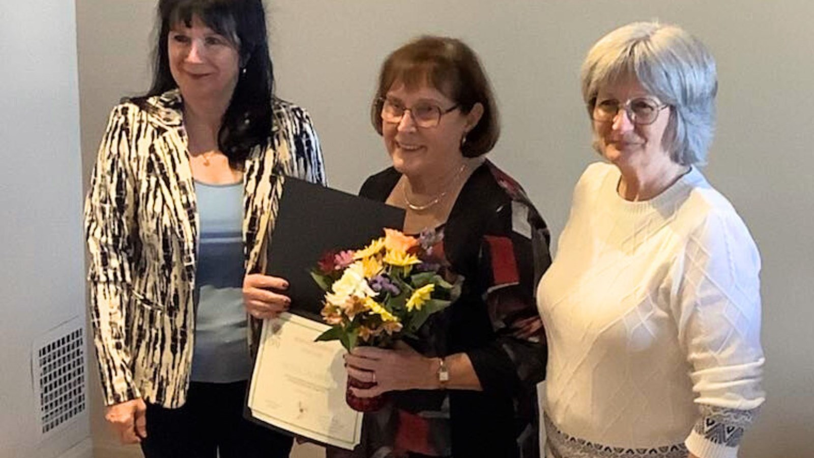 Andrée Morissette, présidente, Nicole Lachance, bénévole émérite et Chantal Guay, responsable du Comité Communications et Recrutement
